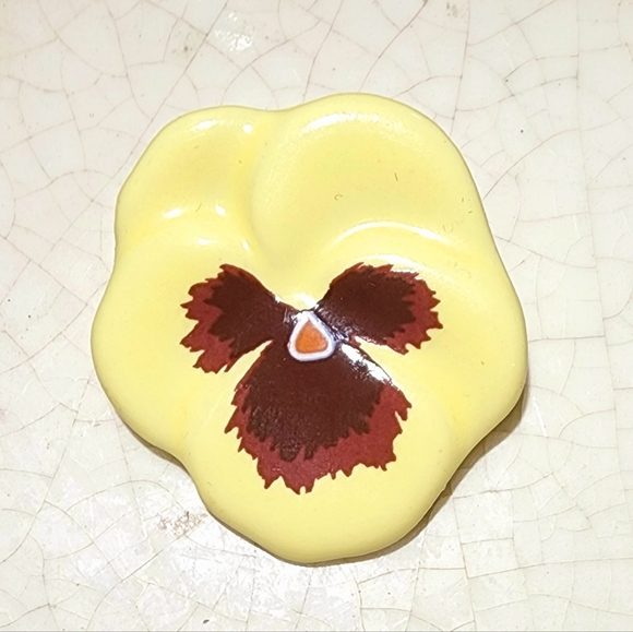 Vintage Avon 1960s-70s buttercream peony flower ceramic brooch - Picture 2 of 4